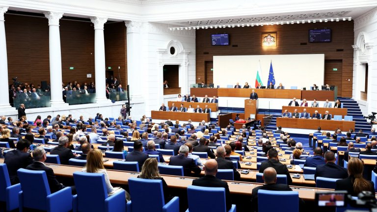 Неуспели кандидат-депутати влязоха в парламента като сътрудници