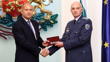 Радев маха шефа на отбранителната политика в МО, назначен и повишен от него преди 2 г.
