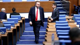 ДПС за пръв път срещу ПБ: Пеевски се обяви срещу закриване на комисията по досиетата