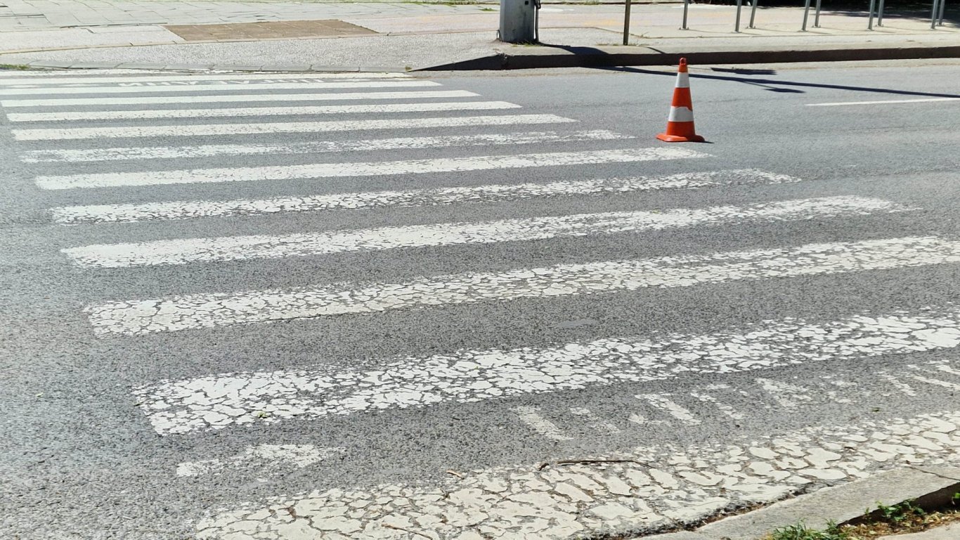 Жена е била тежко ранена след като е блъсната от