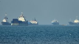 Иран затвори напълно Ормузкия проток след среднощните удари на САЩ