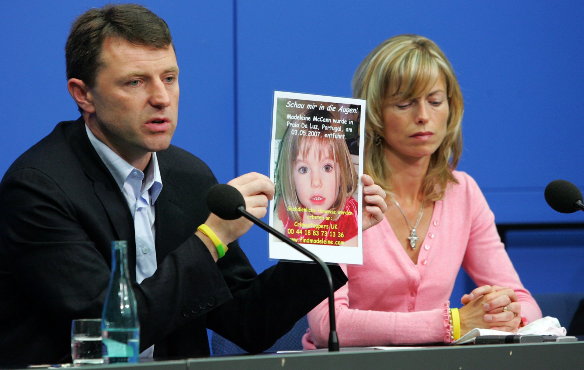 Родителите на Маделин с нейна снимка по време на пресконференция, 2007 г.
