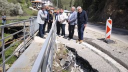 Правят мост над свлачището край Смолян, но чакат първо да се успокои