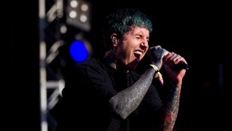 Фронтменът на Bring Me the Horizon е със сътресение след като фен го удари с телефон
