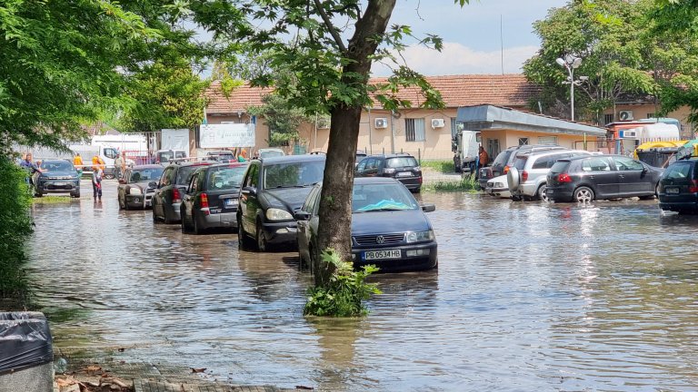 Авария на стар водопровод остави пловдивчани за половин час без вода (снимки)