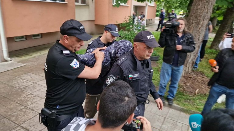 Полицията задържа мъжа, обвинен за стрелба да метростанцията в "Надежда" (снимки)