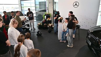 Карлос Насар избра шоурума на Mercedes-Benz за среща с феновете