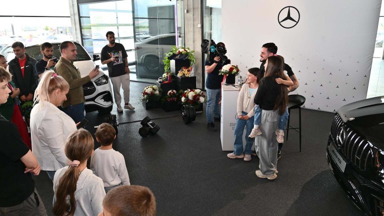 Карлос Насар избра шоурума на Mercedes-Benz за среща с феновете