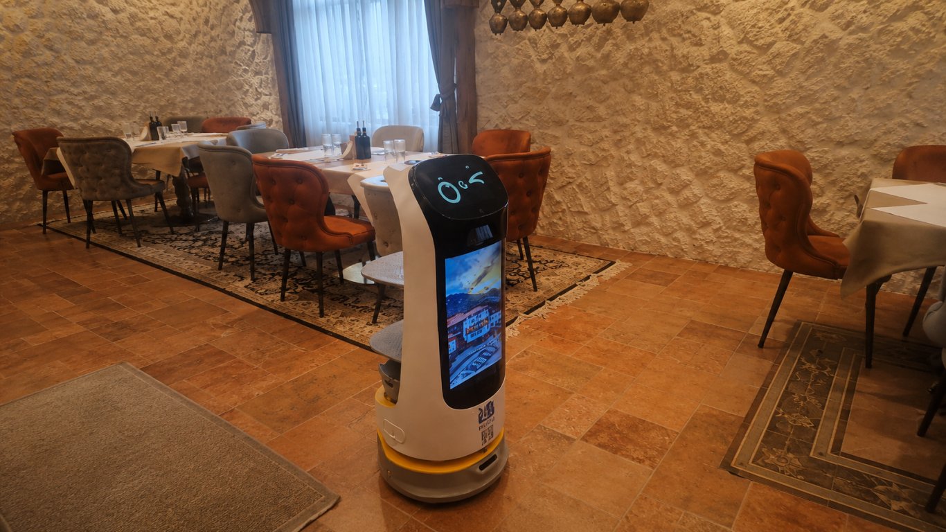 Роботите влизат в хотелите и ресторантите: С Bella Bot и Kitty Bot вече сме в бъдещето