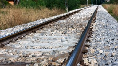 Рибар докосна с въдицата си контактната мрежа на БДЖ. В болница е с опасност за живота