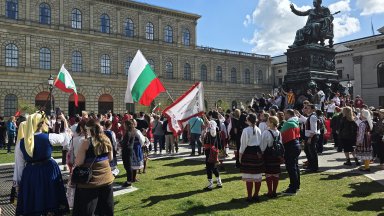 "Голямо хоро" завихриха българи от 21 държави в центъра на Мюнхен (снимки/видео)