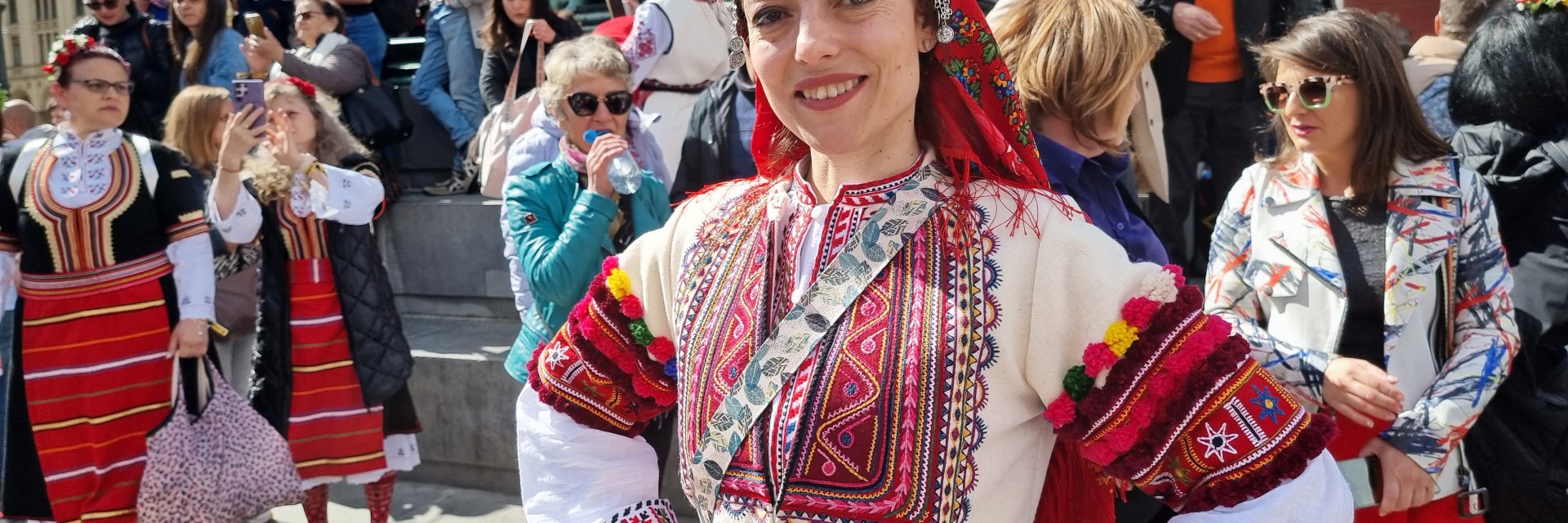 "Голямо хоро" завихриха българи от 21 държави в центъра на Мюнхен (снимки/видео)