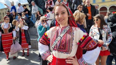 "Голямо хоро" завихриха българи от 21 държави в центъра на Мюнхен (снимки/видео)