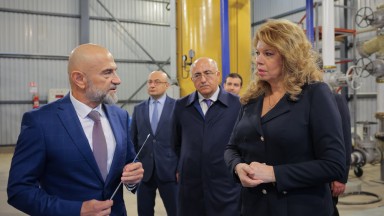 Йотова посети български завод край Баку, определен като стратегически за Азербайджан