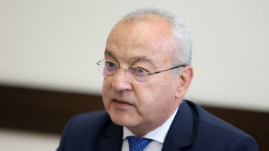 Властта слага таван на чиновническите заплати, предлага замразяване на депутатските