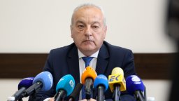 Гълъб Донев: Няма да вдигаме данъците. Трябват ни дългосрочни мерки
