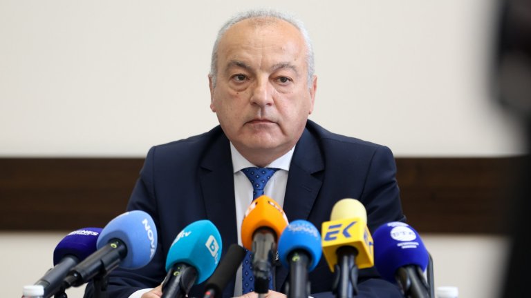 Властта слага таван на чиновническите заплати, предлага замразяване на депутатските