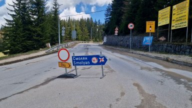 До 20 дни ще е готов обходен път над свлачището при Пампорово