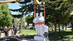 Поставиха триметров паметник на Кирил и Методий в центъра на Поморие