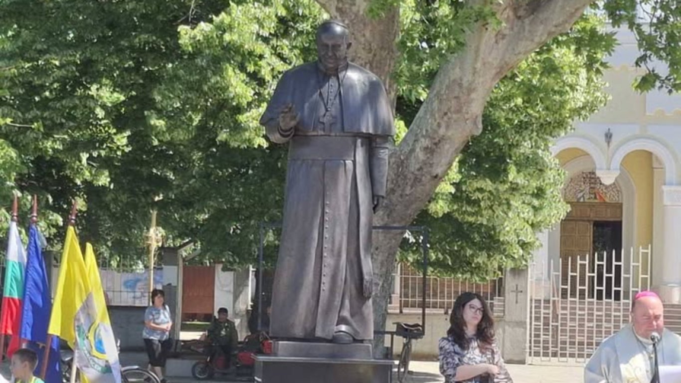 Паметник на папа Франциск открит в град Раковски