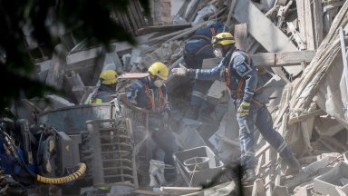 Издирват българин под рухнала след взрив на газ сграда в Германия (видео/снимки)