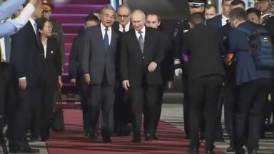 Путин пристигна в Пекин, посрещна го почетен караул (видео/снимки)