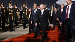 Путин пристигна в Пекин, посрещна го почетен караул (видео/снимки)