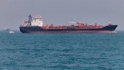 ОАЕ продава огромни количества петрол от Персийския залив за следващите месеци