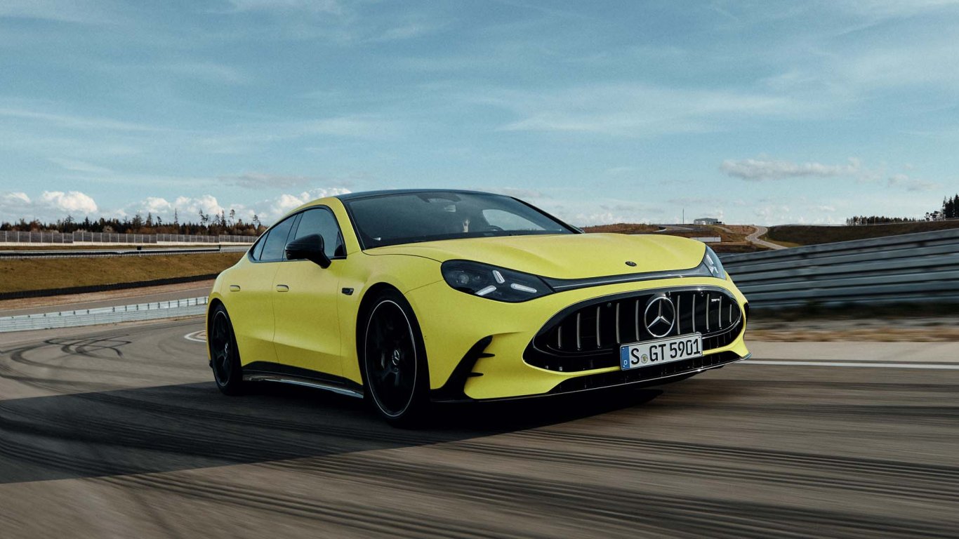 Mercedes-AMG Представи Обновен GT 4-Door Coupe с Различни Варианти на Задвижване