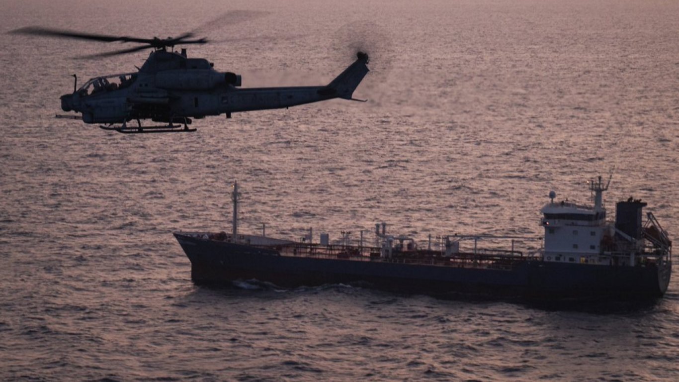 Американски сили задържаха петролен танкер в Оманския залив
