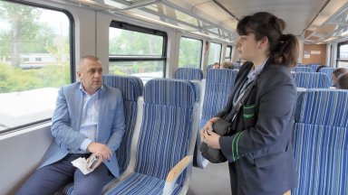 Транспортният министър се качи на влак, за да провери условията в БДЖ (видео)
