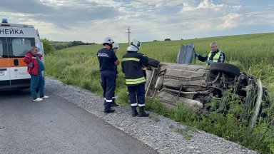 Шофьор загина, след като изхвърча от преобърнала се кола край Хасково (снимки)