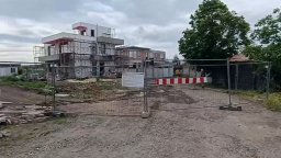 Заграден път остави жители на Бургас без достъп до домовете им