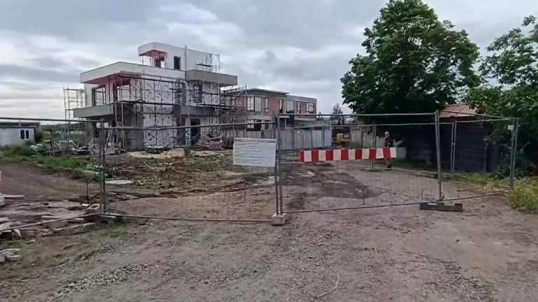 Заграден път остави жители на Бургас без достъп до домовете им