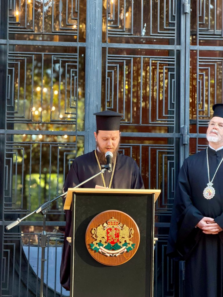Архимандрит Максим представя реликви