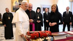 Доцова подари икона и чипровски килим на папата, покани го да посети страната ни (снимки)