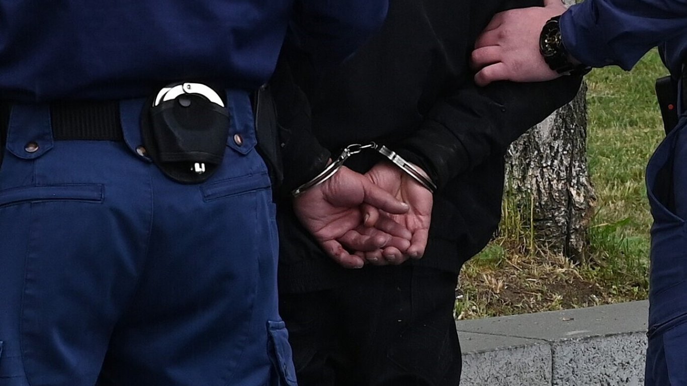 Синът на собственика на фермата с антракс опита да прегази журналисти с кола и трактор