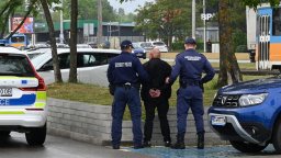 С нож срещу полицаите: Арестуваха рецидивист след серия разбити коли в София (снимки)
