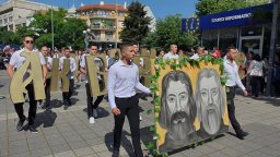 Празничното шествие за 24 май в Бургас с над 10 хиляди участници