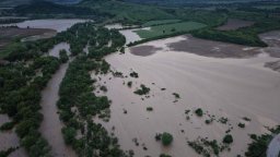 Евакуират жители на Севлиево, улиците потънаха под 1,20 метра вода (снимки/видео)