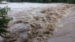 Стара река преля край Карлово и отнесе колектор, отпадни води се изливат директно във водоема