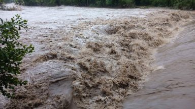 Стара река преля край Карлово и отнесе колектор, отпадни води се изливат директно във водоема