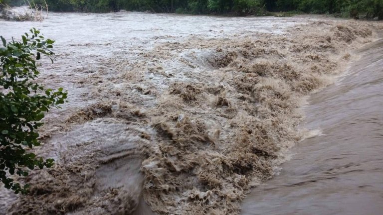 Стара река преля край Карлово и отнесе колектор, отпадни води се изливат директно във водоема