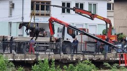 Спасиха с кранове бедстващи коне в река Бели Вит в Тетевен (снимки/видео)