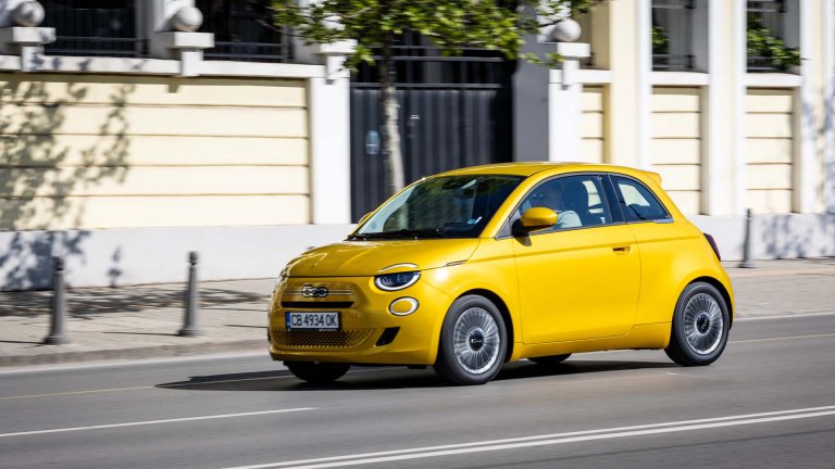 Новият FIAT 500 Hybrid е забавен за шофиране и предизвика широки усмивки