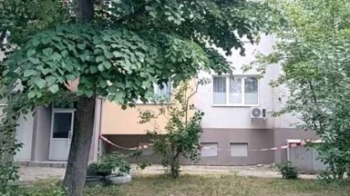 Момче и момиче паднаха от висок етаж на блок в Благоевград, девойката загина