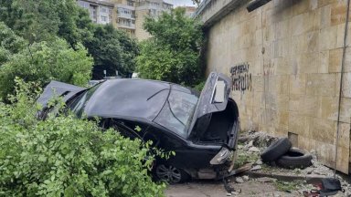 Кола с мигранти падна от надлез в Бургас при гонка с полицията (снимки)