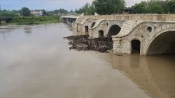 Река Янтра преля край Бяла, Габрово бедства, още търсят изчезналия в Севлиево (снимки/видео)