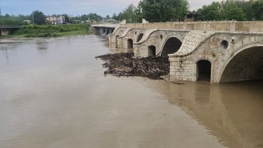 Река Янтра преля край Бяла, Габрово бедства, още търсят изчезналия в Севлиево (снимки/видео)