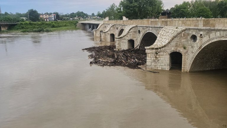 Река Янтра преля край Бяла, Габрово бедства, още търсят изчезналия в Севлиево (снимки/видео)